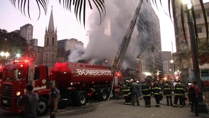 Alevler içinde kalan 26 katlı bina çöktü