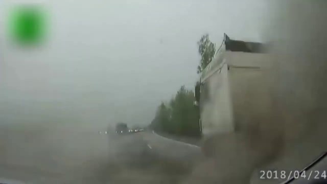 Il double un camion au pire moment : explosion du pneu