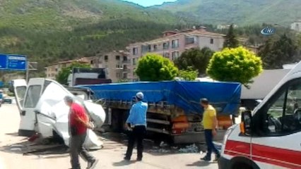 Tıra çarpan minibüs kağıt gibi parçalandı