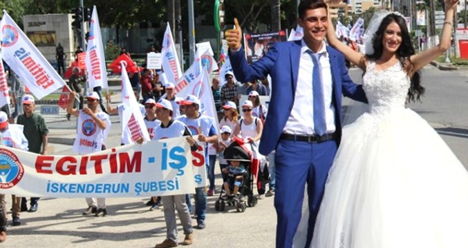 Çekim Yaparken 1 Mayıs Kortejinin Ortasında Kalan Gelin ve Damat Neye Uğradığını Şaşırdı