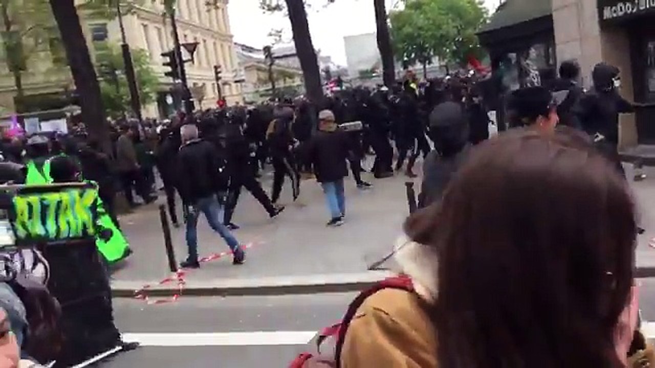 Le McDonald’s Gare Austerlitz complètement détruit par des casseurs (1er Mai 2018)
