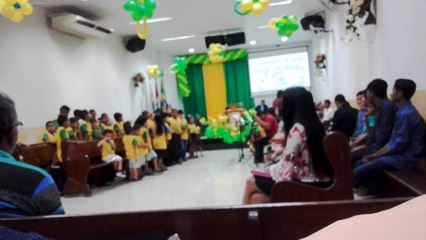 crianças louvando ao senhor