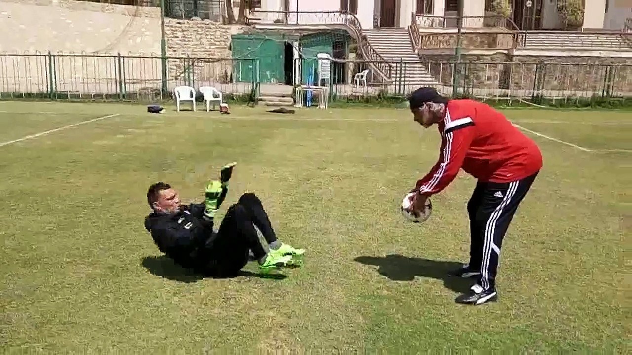تدريبات عصام الحضري اليومية (45 سنة) ماشاء الله