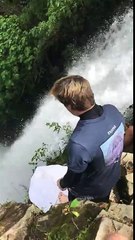 Saut dans une chute d'eau de 36m de haut