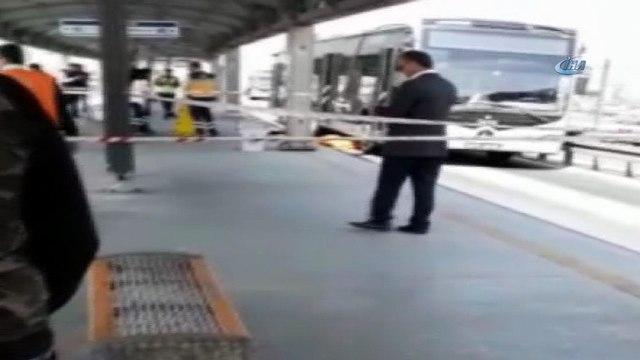 Metrobüs durağına kaçak olarak girmeye çalışan Suriyeli bir çocuğa metrobüs çarptı