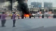 Seyir halindeki polis memurunun otomobili alev alev böyle yandı