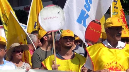 Gelin ve damat kendilerini yürüyüşün ortasında buldu