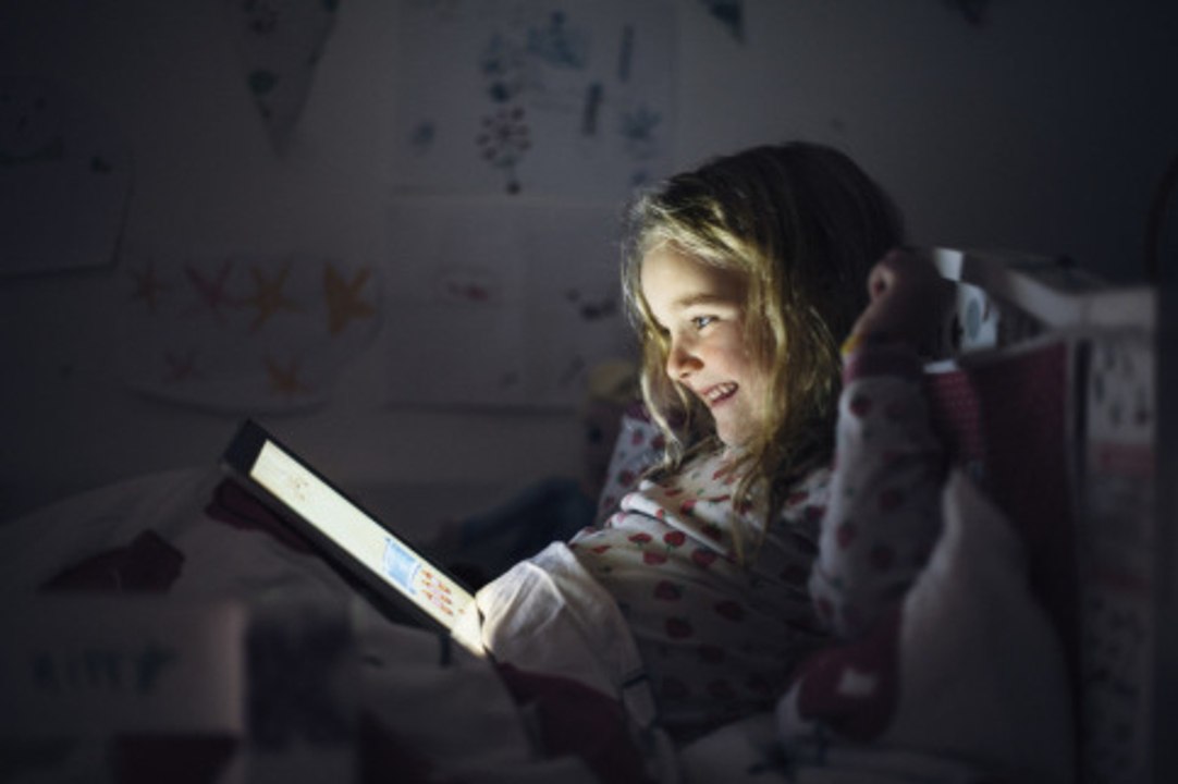 Combien de temps les enfants passent ils devant des écrans ?