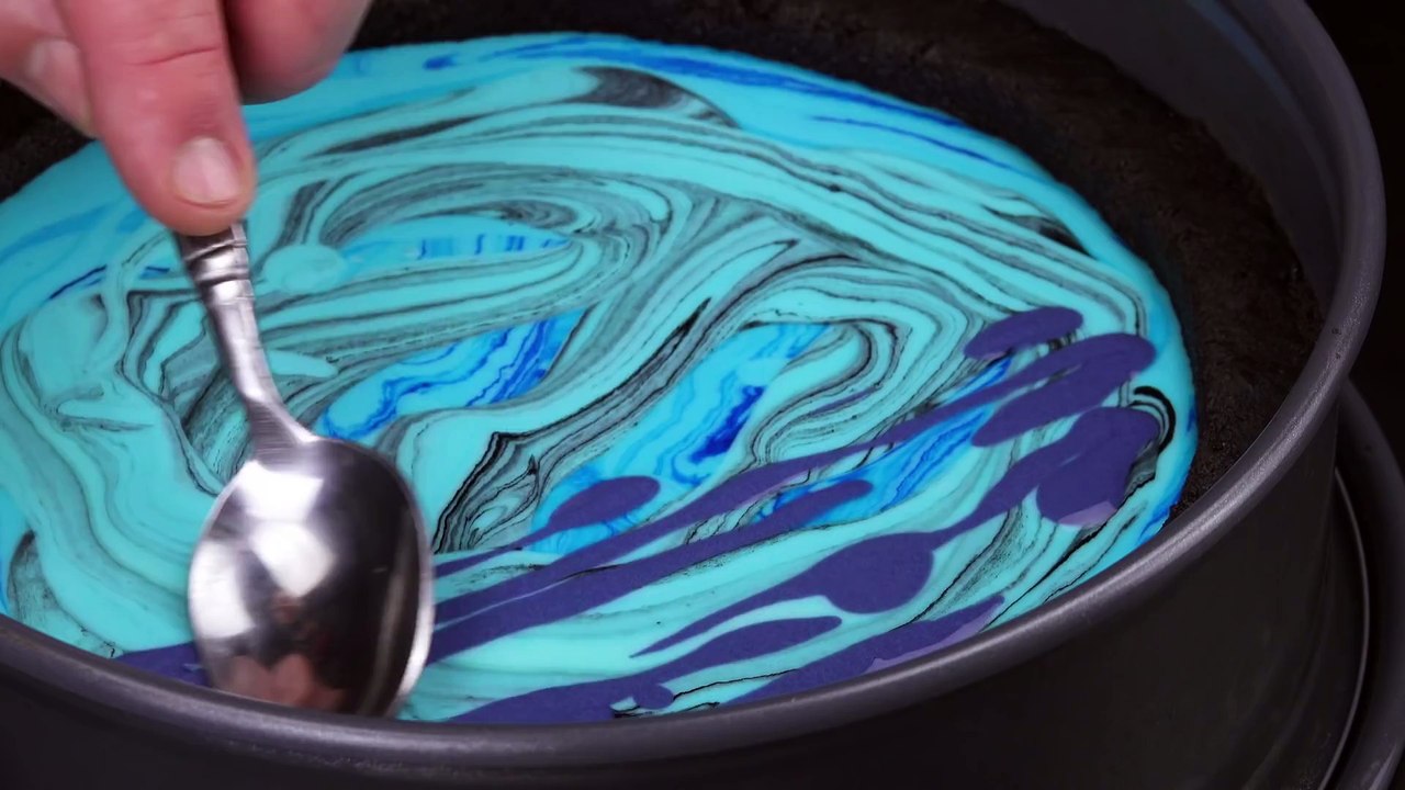 Appuyez sur un gâteau avec un bol. C'est génial !