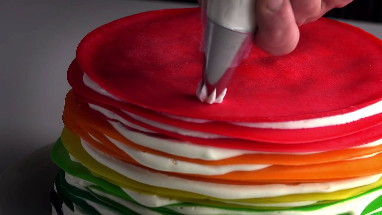 Empilez 30 crêpes colorées. Waouh !