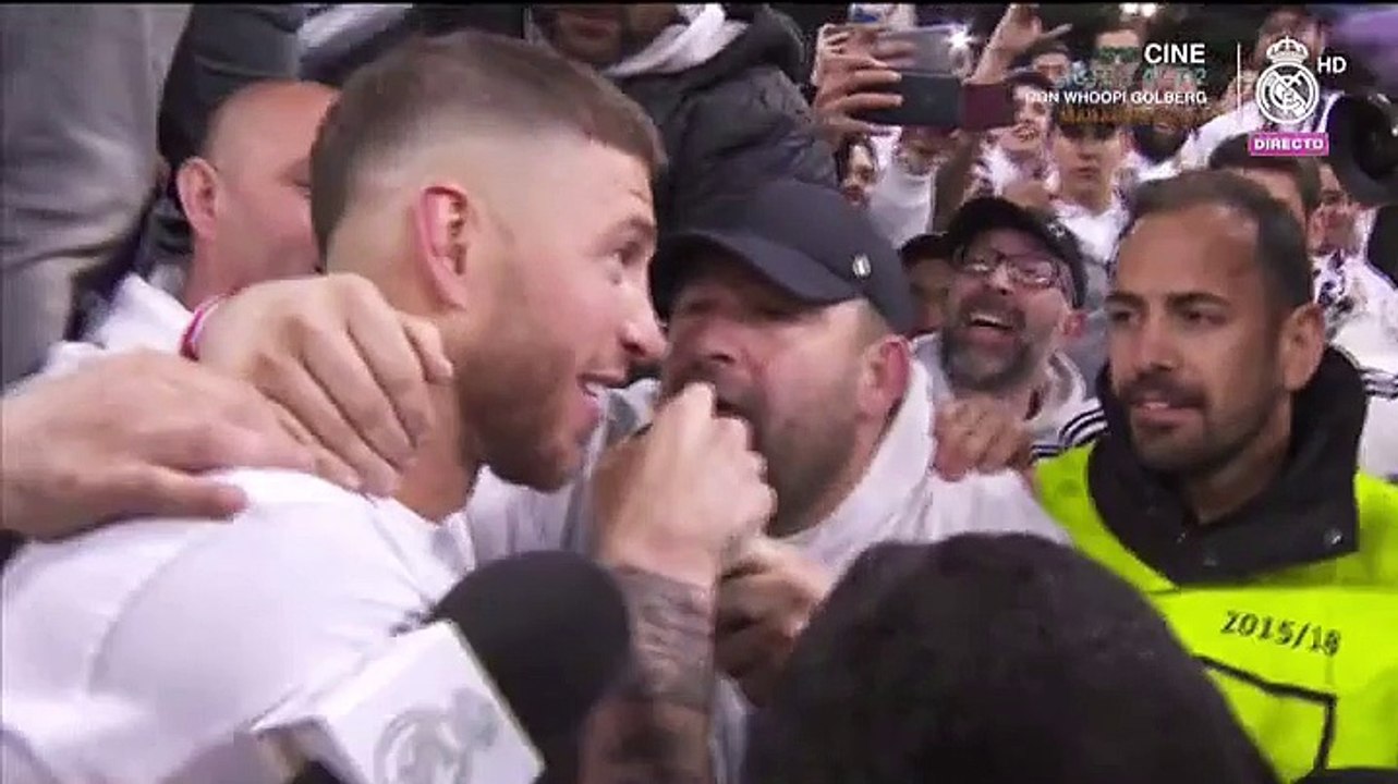 Sergio Ramos salta a la grada para celebrar con la afición el pase a la final de Kiev
