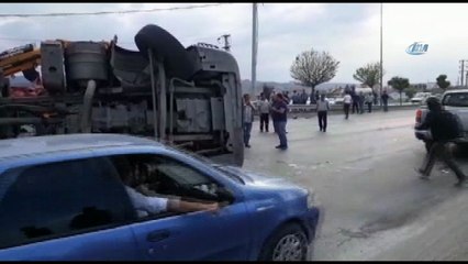 Afyonkarahisar’da hurda yüklü tır devrildi, 1 kişi yaralandı
