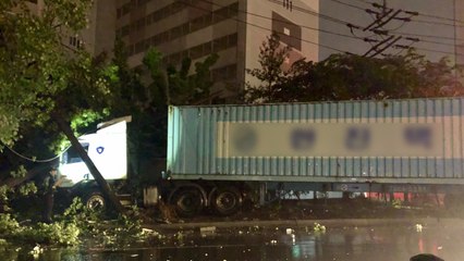 대구서 택배 트레일러 빗길에 전신주 충돌...한때 정전 / YTN