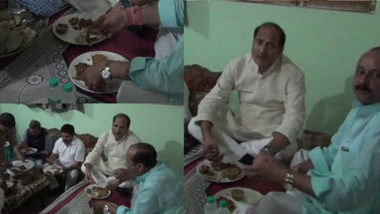 योगी के मंत्री ने दलित के घर खाया हलवाई के हाथ का बना खाना