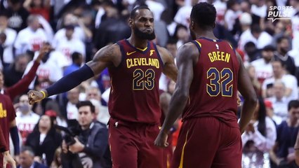 Descargar video: NBA Playoffs: Cavs steal Game 1, Warriors increase lead