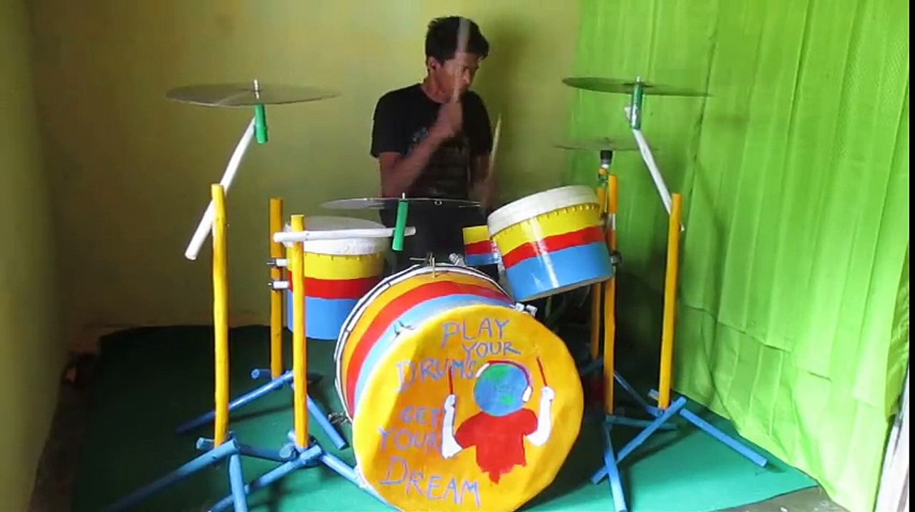 Il a construit sa batterie lui-même et joue du linkin park !