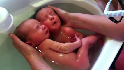 Bain de jumeaux bébés... ils se sentent dans le ventre de leur mère !