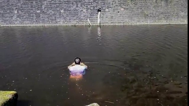 Sauvetage d'un chat coincé au milieu d'un fleuve !