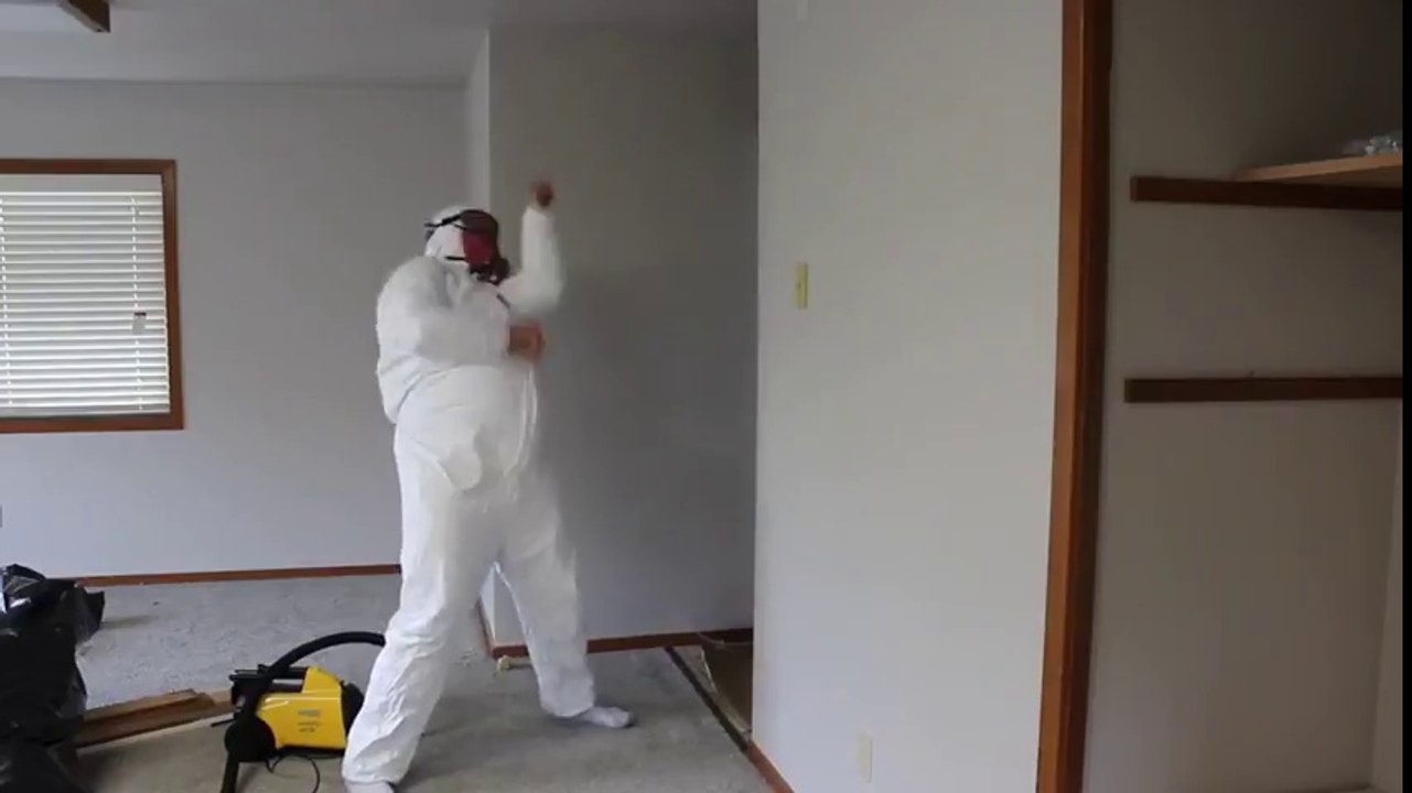 Ce peintre danse en combinaison sur le chantier !