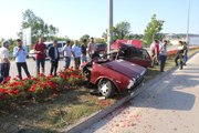 Sürücü, İkiye Ayrılan Otomobilden Hafif Sıyrıklarla Kurtuldu