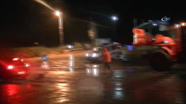 Şiddetli yağış heyelana neden oldu, yollar göle döndü