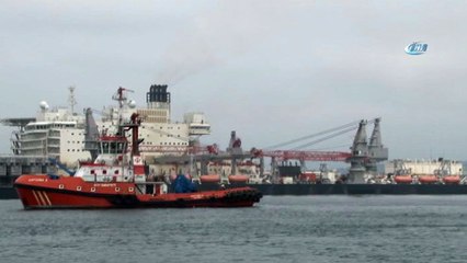 Dünyanın en büyük inşaat gemisi Pioneering Spirit, İstanbul Boğazından geçiyor
