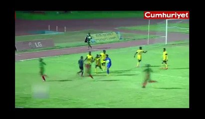 Futbolcular hakemi dövdü