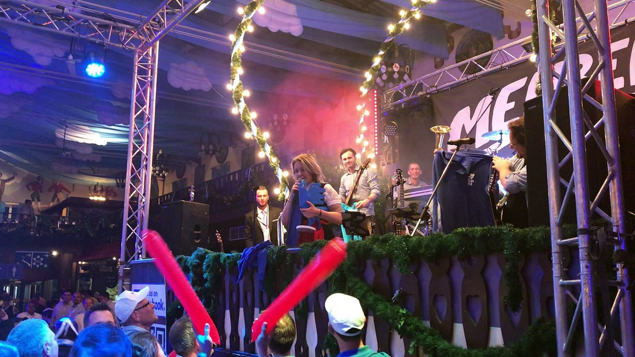 Le coq de La French Fab fait kikereki à la foire de Hanovre