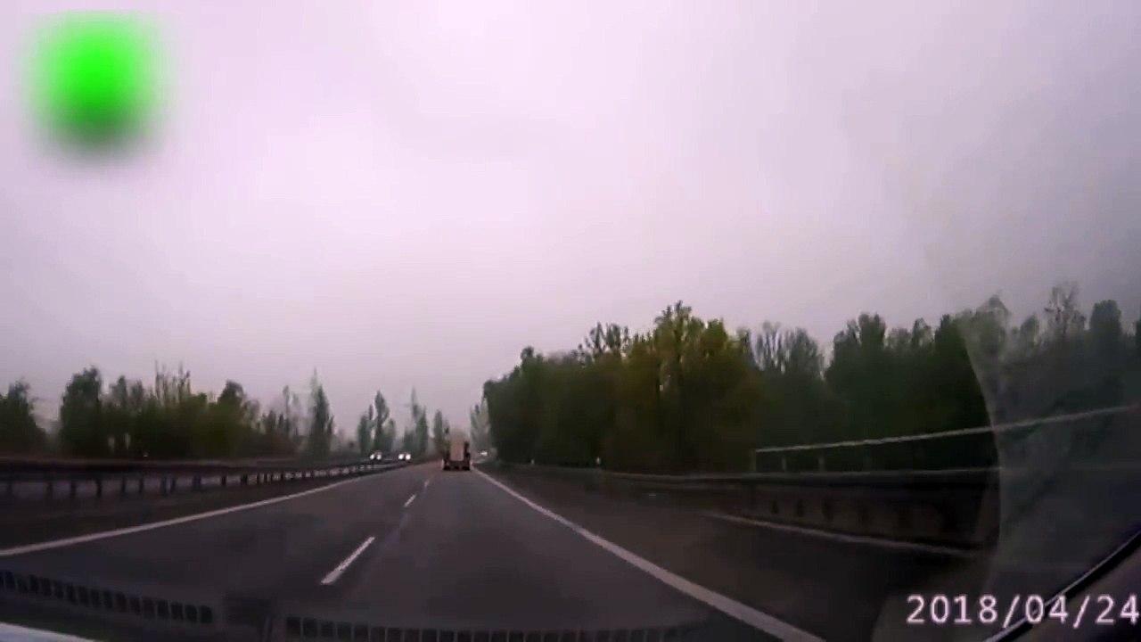 Il dépasse un camion et manque de se prendre un arbre
