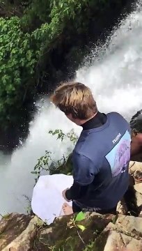 Ce plongeur courageux saute dans une chute d'eau à 36m de hauteur