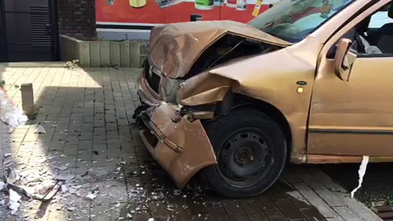 Ses freins lâchent, il décide de s’encastrer dans une façade