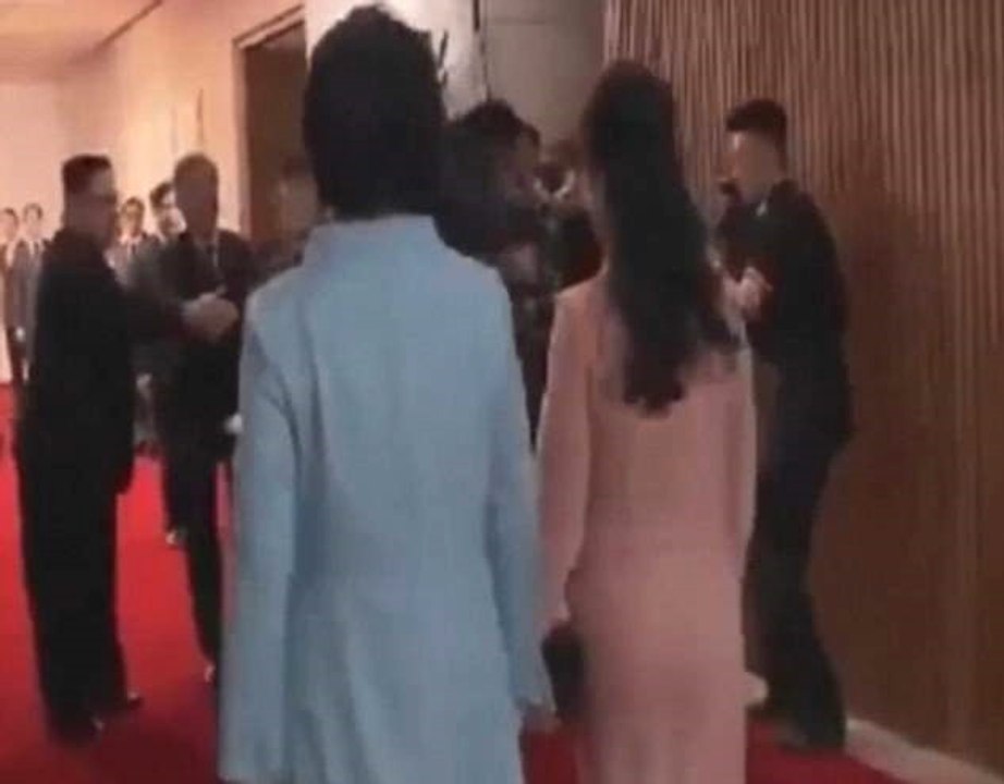 Kim Jong-un Eşinin Fotoğrafını Çekmek İsteyen Muhabiri Elinin Tersiyle İtti