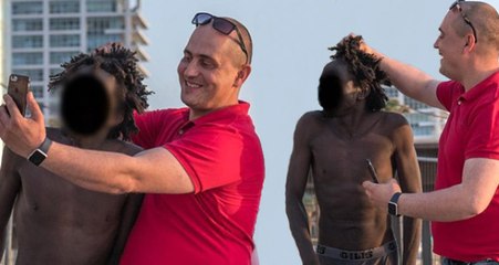 İsrail'den Şoke Eden Fotoğraf! Siyahi Mülteciye Hakaretler Savurup Zorla Selfie Çekti