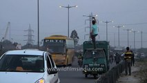 Foreigner stands on a mini truck and films traffic in India