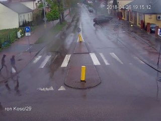 Un conducteur fonce sur 2 piétons