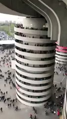 San Siro: Ilusão ótica faz parecer que colunas do estádio estão a rodar