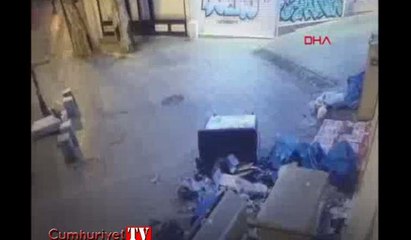 Kadıköy'de kiliseye saldırı anı kamerada