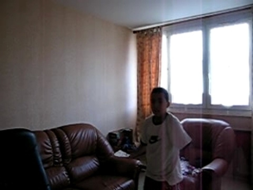 yassine ki danse la tecktonik (nevous moquez pas cla 3e fois