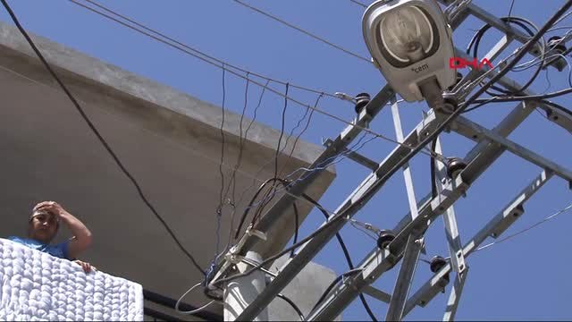 İzmir Kaçak Elektrik Kullandıkları İçin Kendilerini İhbar Eden Mahalleliye Sevindiren Haber