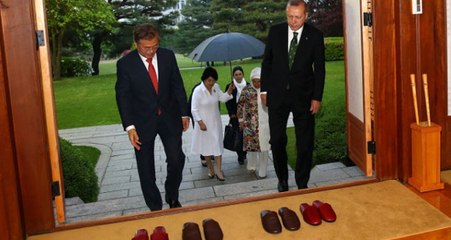 Cumhurbaşkanı Erdoğan Güney Kore'de Terlik Giyip Çay İçti