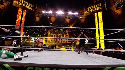Petit chute du catcheur Titus O'Neil avant d'entrer sur le ring