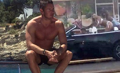 Bikinili Kızlarla Hava Atmak İsteyen Ünlü Playboy, Tütün Dükkanına Daldı