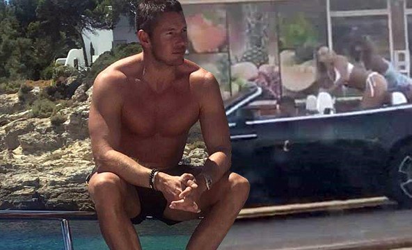 Bikinili Kızlarla Hava Atmak İsteyen Ünlü Playboy, Tütün Dükkanına Daldı