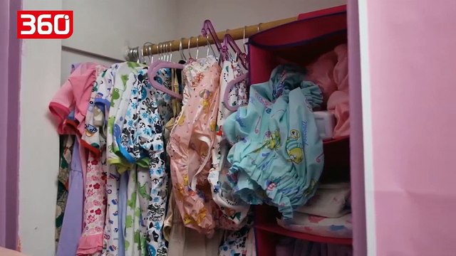Njihuni me 21 vjeçaren e cila jeton si të ishte një bebe në krahët e të dashurit të saj (360video)