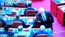Report TV - Kuvend, Edi Rama i jep dorën Nokës dhe  Bashës: Mirë se erdhe kryetar!