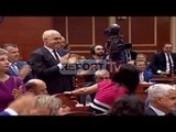 Report TV - Gramoz Ruçi shtrëngon duart me Lulzim Bashën dhe demokratët