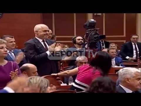 Report TV - Gramoz Ruçi shtrëngon duart me Lulzim Bashën dhe demokratët