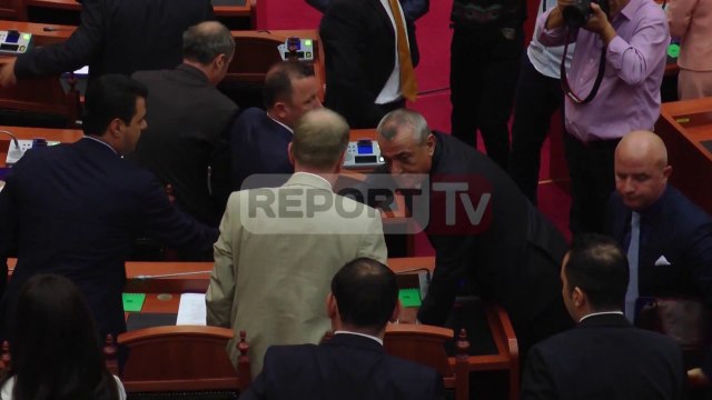 Report TV - Gramoz Ruçi shtrëngon duart me Lulzim Bashën dhe demokratët