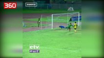 Futboll/ Gjyqtari i ndeshjes akordon një gol të paqenë, kapet në grushta nga lojtarët dhe stafi teknik (360video)