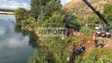 Report TV - Aksident në Shkodër,makina me 2 persona bie në lumin Drin